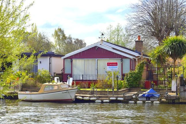 Pharaohs Island, Shepperton, TW17 2 bed bungalow for sale