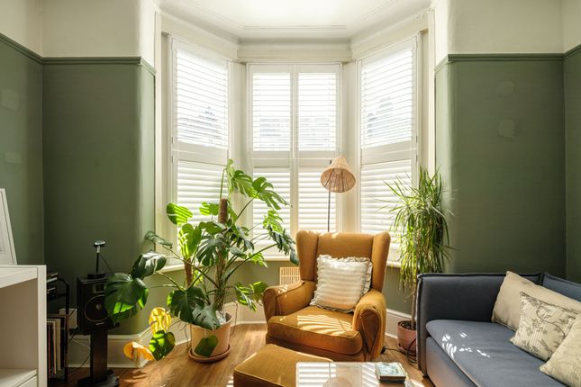 Newport Road, London E10 2 bed flat for sale