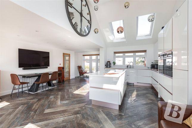 Curlew Crescent, Basildon, Essex, SS16 4 bed detached house for sale