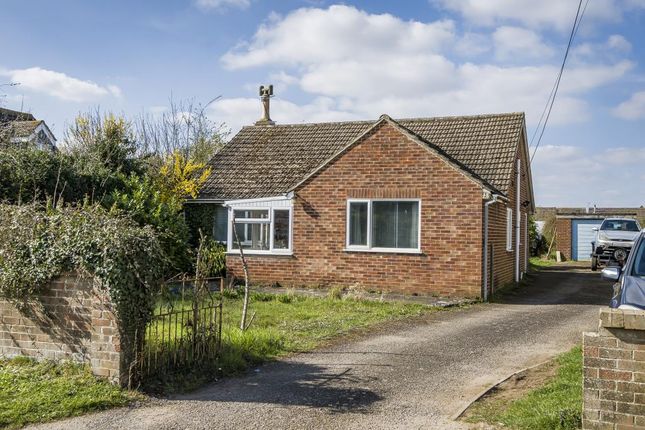 Carterton,  Oxfordshire,  OX18 4 bed detached bungalow for sale