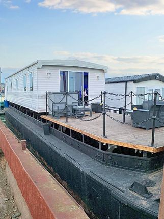 2 bed houseboat