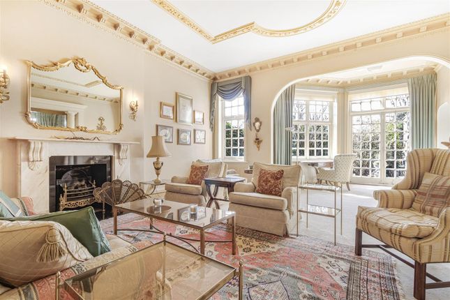 Bracknell Gardens, Hampstead, NW3 3 bed flat for sale