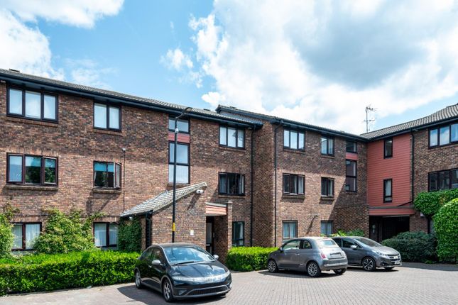 Allendale Close, London, SE5 1 bed apartment for sale