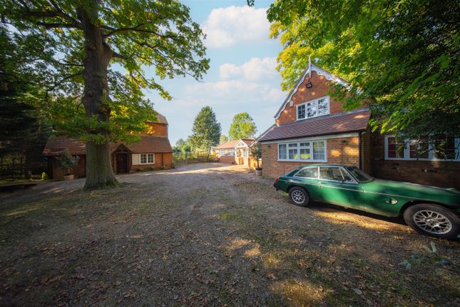 Farnham Lane, Slough SL2 5 bed detached house for sale