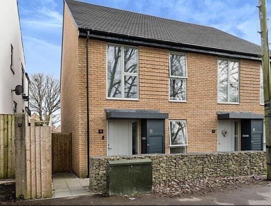 Winterbourne Drive, Westhoughton BL5 3DT 3 bed semi