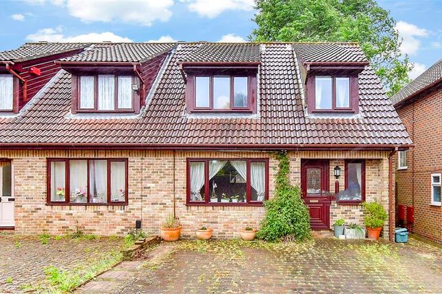 Hartwood Gardens, Cowplain... 3 bed semi