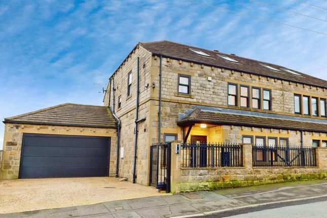 Windmill Square, Stanage Lane, Halifax 4 bed semi