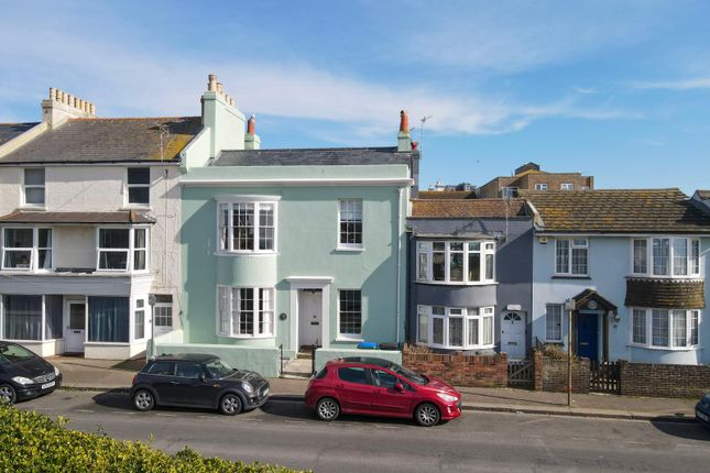 West Street, PO21 2 bed flat for sale