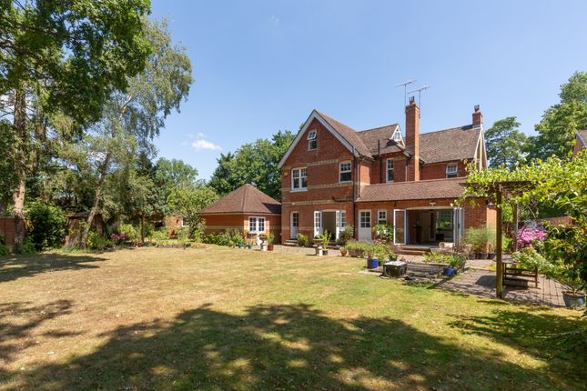 Balcombe Road, Horley, Surrey, RH6 5 bed detached house for sale