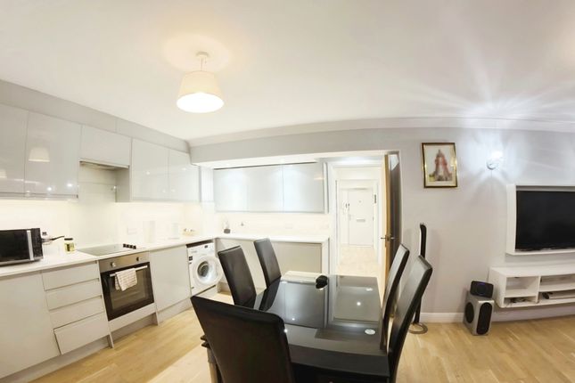 Navestock Cres, Woodford Green IG8 2 bed flat for sale