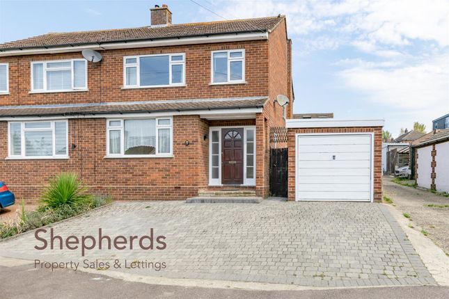 Spencer Avenue, Cheshunt EN7 3 bed semi
