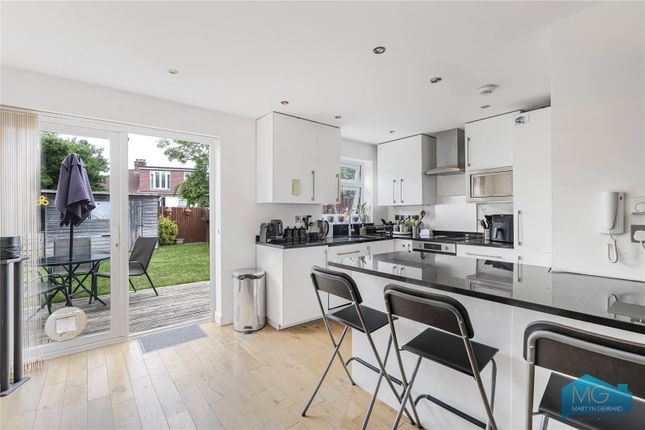 Moorlands Avenue, London, NW7 4 bed end of terrace house for sale