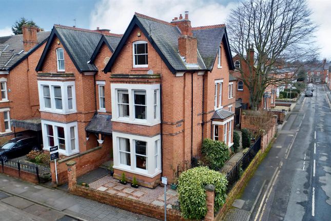 6 bed semi-detached house