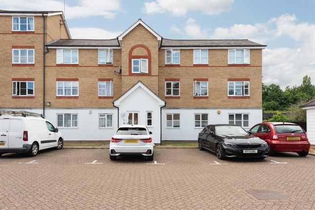 Clarence Close, Barnet EN4 1 bed ground floor flat for sale