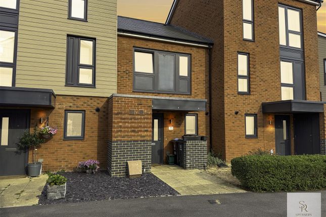 School End Crescent, Hemel Hempstead HP1 2 bed terraced house for sale
