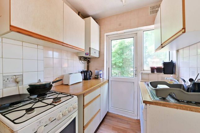 Kimble Road, Colliers Wood, London, SW19 2 bed flat for sale