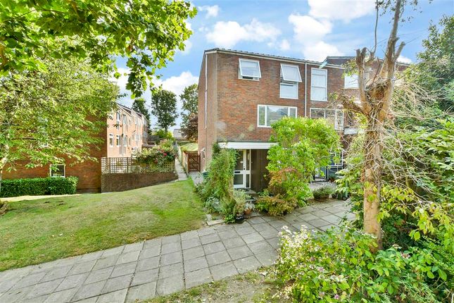 Harrison Close, Reigate, Surrey 2 bed maisonette for sale