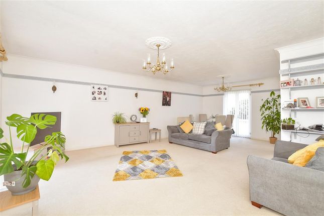 Sea Road, Rustington, West Sussex 2 bed flat for sale