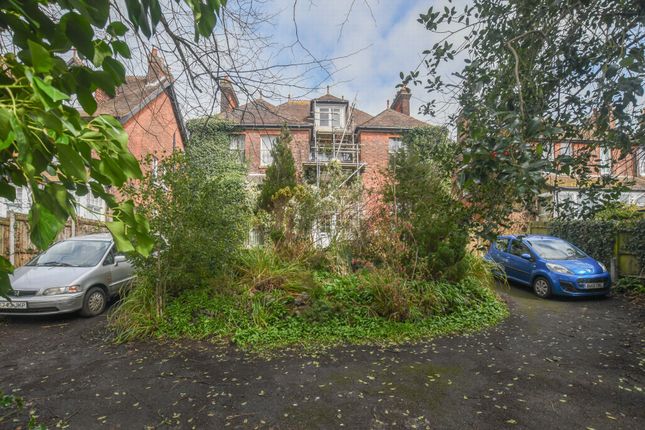 6 bed detached house