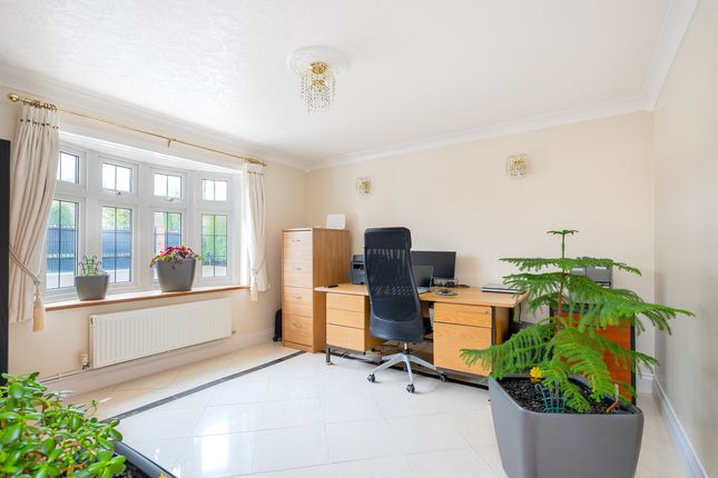 5 bed detached house