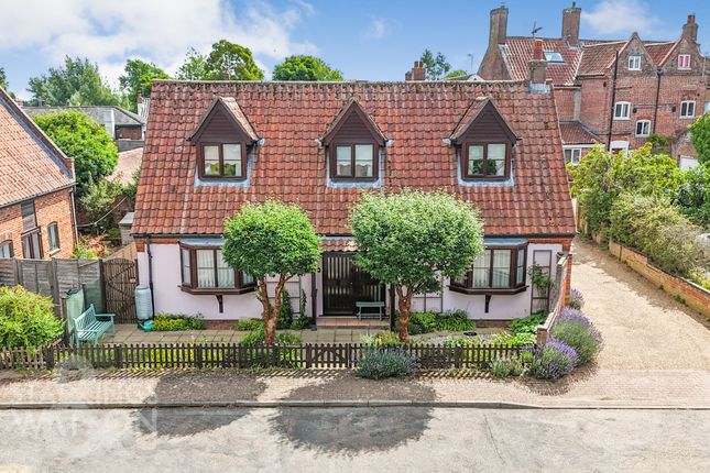 Garden Court, Norwich NR14 2 bed detached house for sale