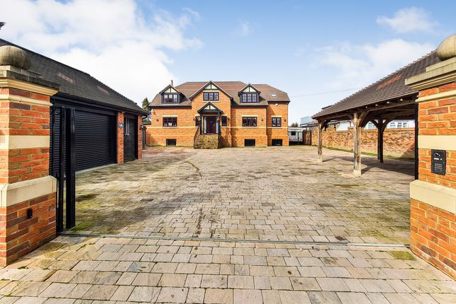 5 bed detached house