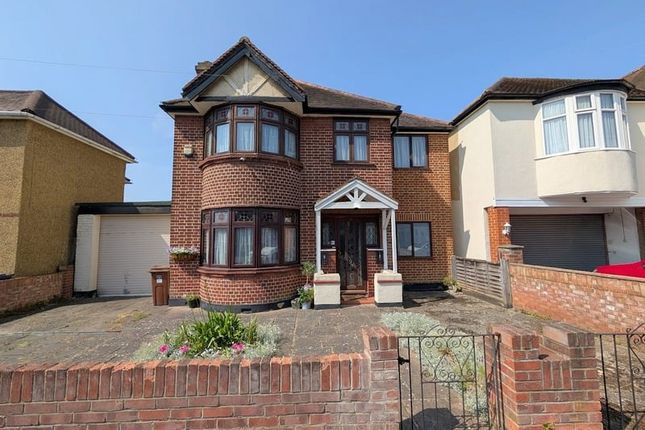 Warfield Road, BEDFONT, TW14 3 bed detached house for sale