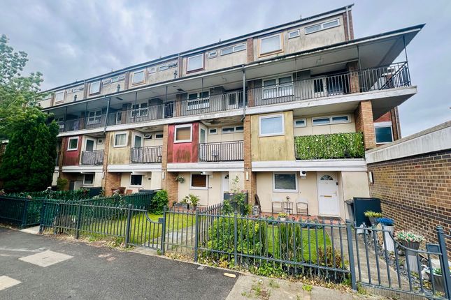 Arrow Close, Luton, Bedfordshire 3 bed maisonette for sale