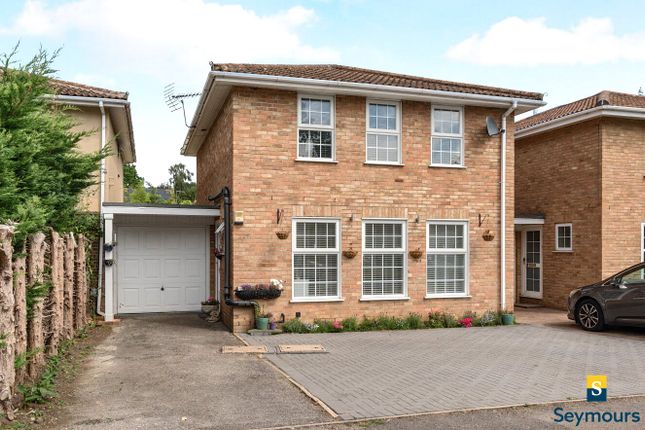 Cumberland Avenue, Surrey GU2 4 bed detached house for sale