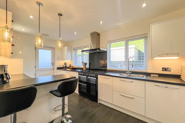 Beechwood Grove, Huddersfield HD2 4 bed detached house for sale