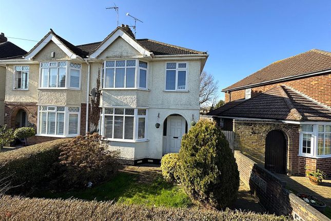 Woodlands Avenue, Corby NN17 3 bed semi