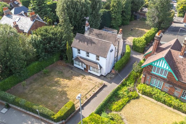 London Road, Berkshire RG10 3 bed detached house for sale