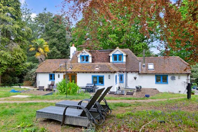 Knowle Lane, Cranleigh 2 bed detached house for sale