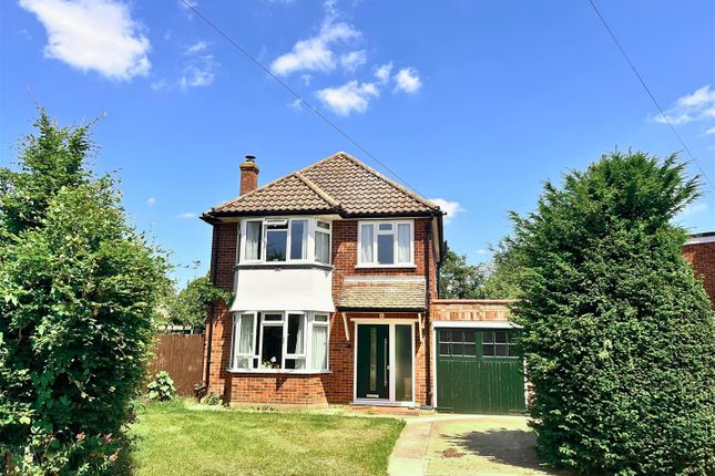 Helen Close, West Molesey KT8 3 bed detached house for sale