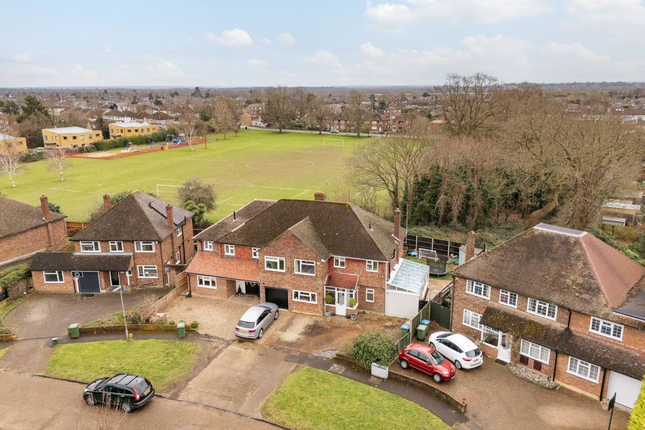Mole Abbey Gardens, West Molesey KT8 3 bed semi
