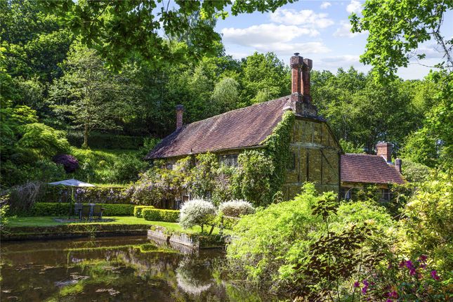 Churt, Farnham, Hampshire, GU10 5 bed detached house for sale