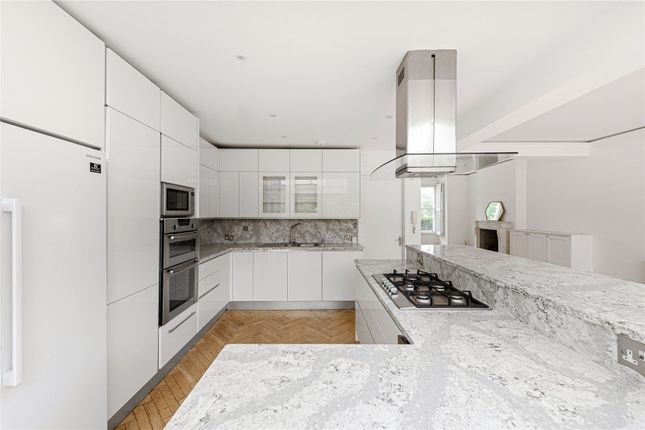 6 bedroom end of terrace house for sale