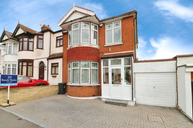 Hamilton Avenue, Ilford IG6 4 bed detached house for sale