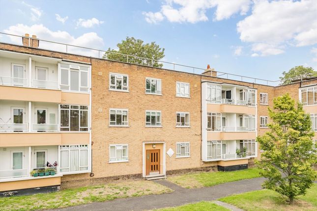 St. James's Close, London SW17 2 bed flat for sale