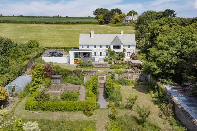 6 bed detached house