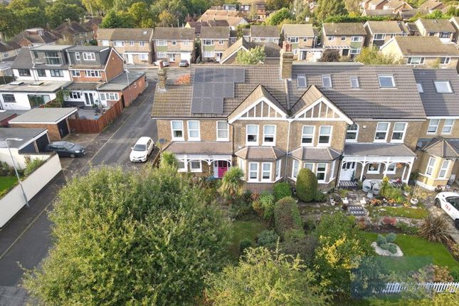 Fairview Drive, Chigwell IG7 3 bed semi