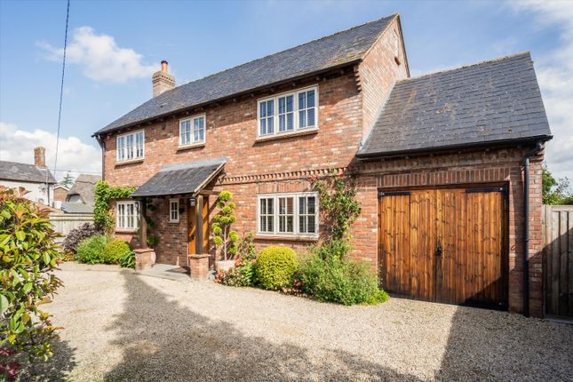 Station Road, Chinnor, Oxfordshire, OX39 3 bed detached house for sale