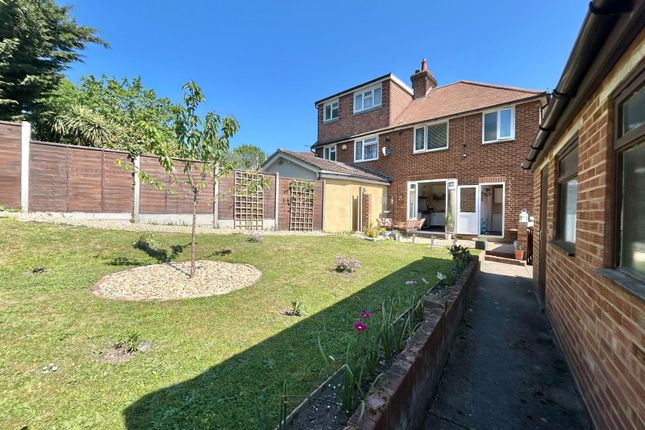 Hawthorn Road, Sittingbourne ME10 2 bed semi