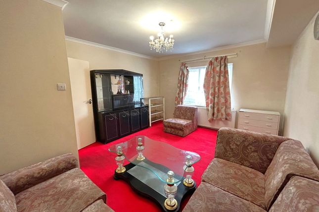 Willow Tree Lane, Hayes, UB4 9BL 2 bed maisonette for sale