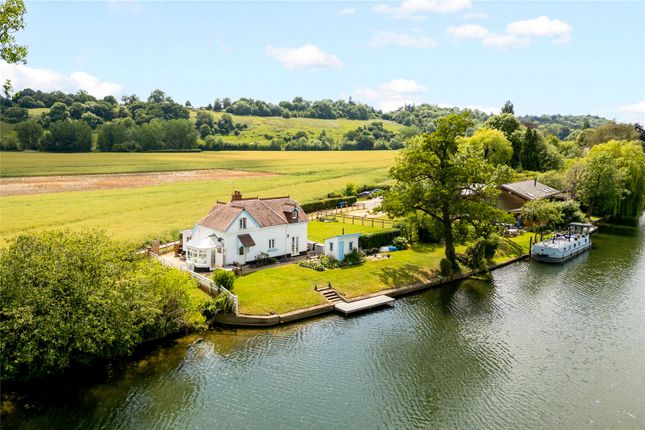 Spade Oak Reach, Cookham, Berkshire, SL6 3 bed detached house for sale