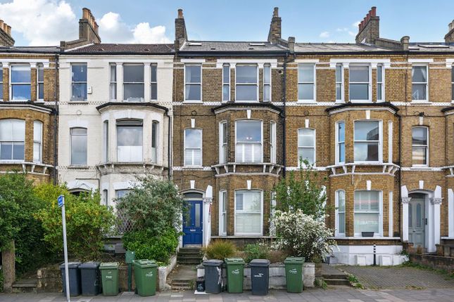 Wandsworth Road, Clapham, London, SW8 2 bed flat for sale