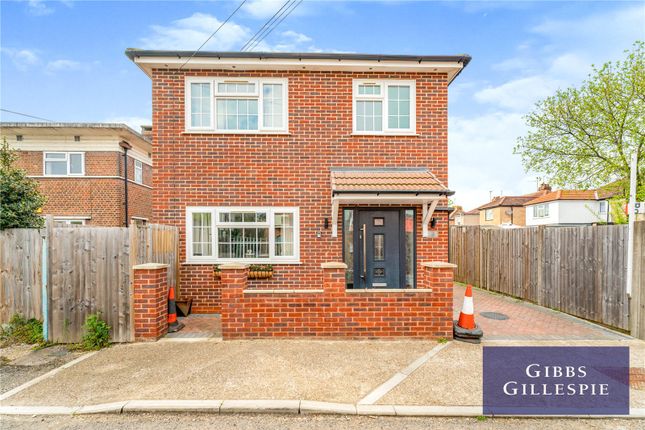 School Approach, Hayes, Middlesex 3 bed detached house for sale