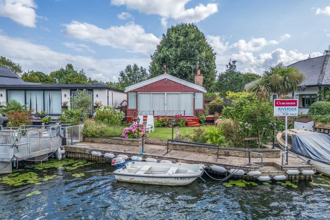Pharaohs Island, Shepperton, TW17 2 bed bungalow for sale