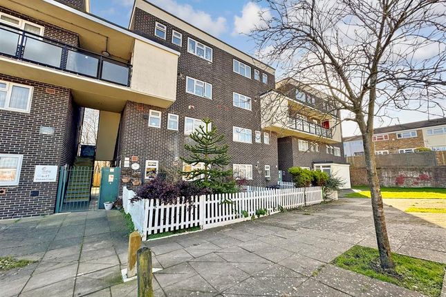 Shipwrights Avenue, Chatham, Kent 3 bed flat for sale