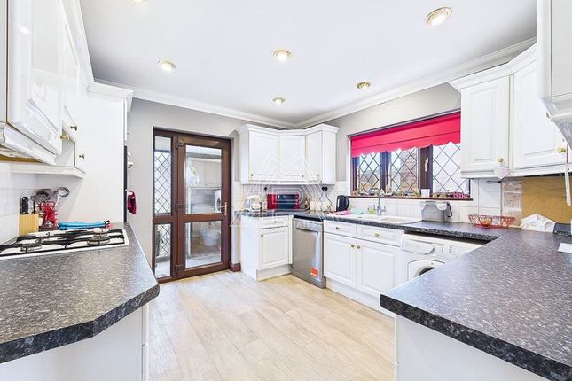 Myrtle Grove, Aveley, South Ockendon... 3 bed semi
